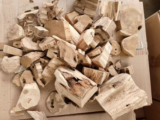 quality Hainan Green Qi Nan Chen Xiang Raw OUD Wood Chips Natural Incense Fragments factory